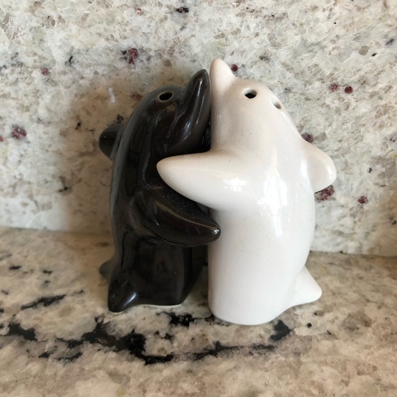 Dolphin 🐬 salt and pepper shaker set - Picture 1 of 6